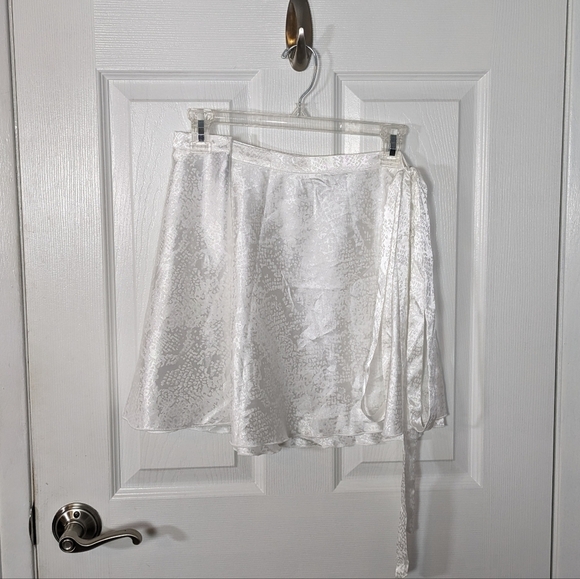 Like-New Cider Pearly White Satin Mini Wrap‎ Skirt Size XS - Picture 2 of 5